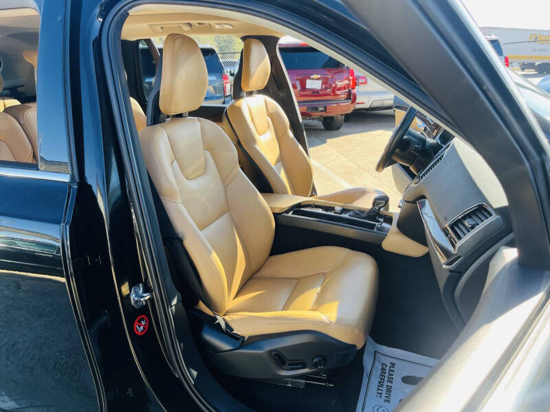 2016 Volvo XC90 T6 Momentum