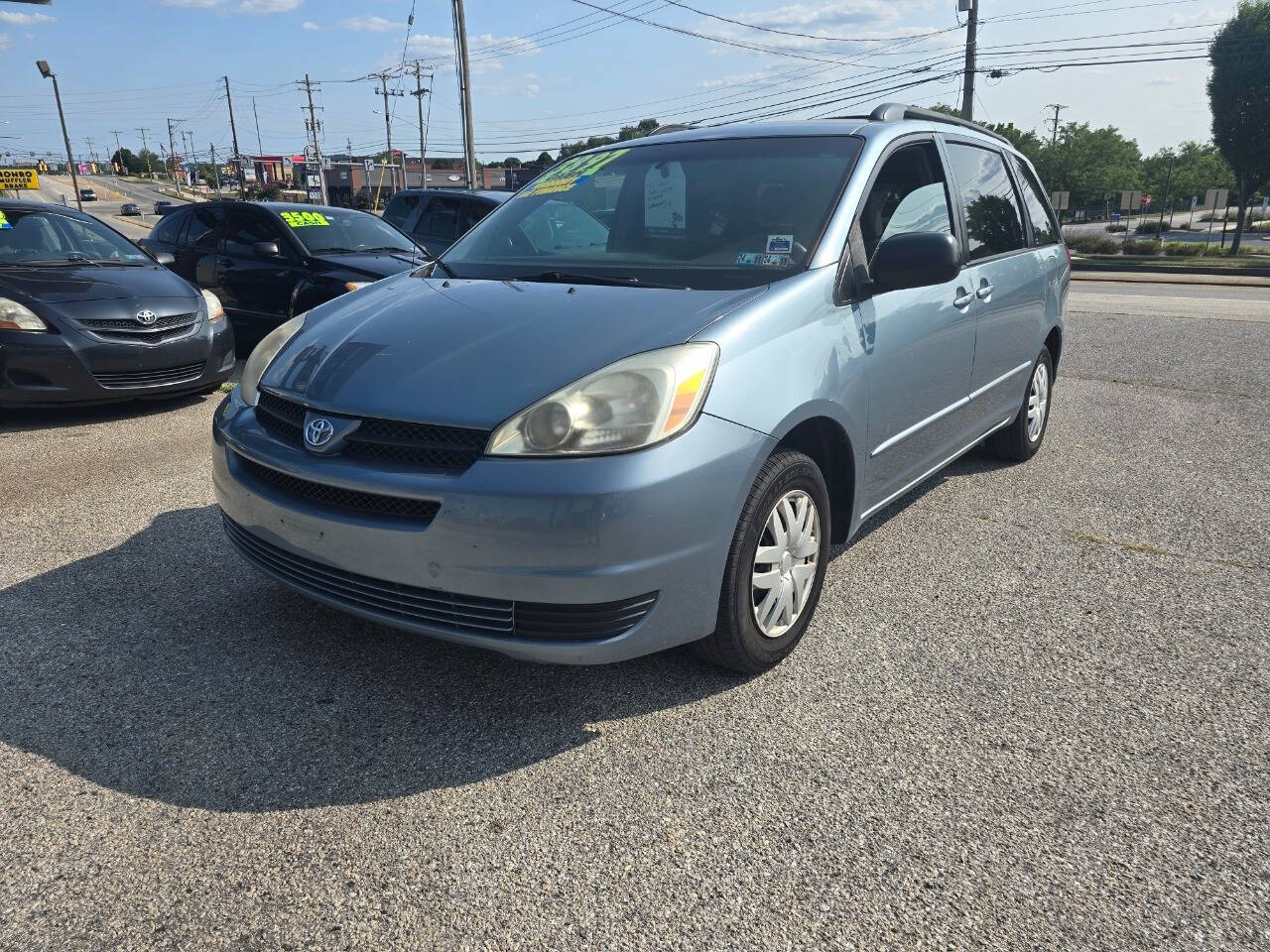 2005 Toyota Sienna for sale at QUEENSGATE AUTO SALES in York, PA