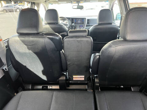 2016 Toyota Sienna SE Premium 8-Passenger
