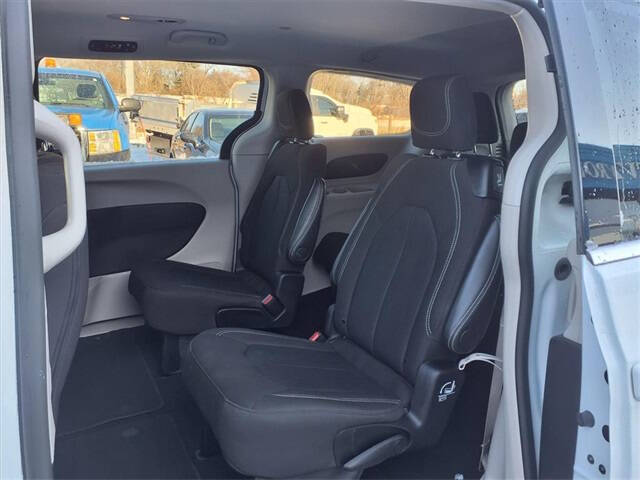 2024 Chrysler Voyager LX