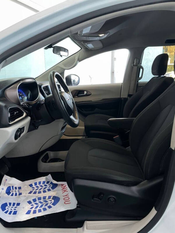 2022 Chrysler Voyager LX