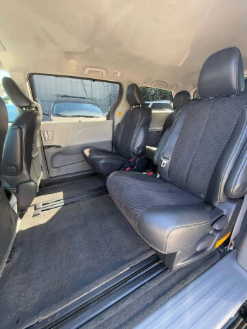 2011 Toyota Sienna SE 8-Passenger