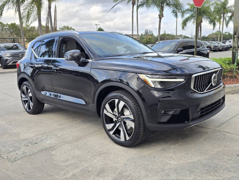 2025 Volvo XC40 B5 Plus Bright Theme