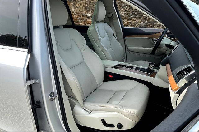 2021 Volvo XC90 T6 Momentum 6-Passenger