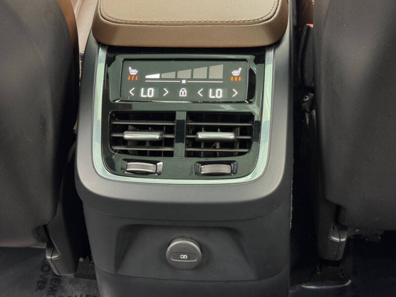 2023 Volvo XC90 Recharge T8 Ultimate Dark Theme