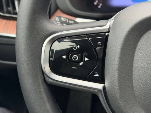 2023 Volvo XC60 B5 Plus Dark Theme