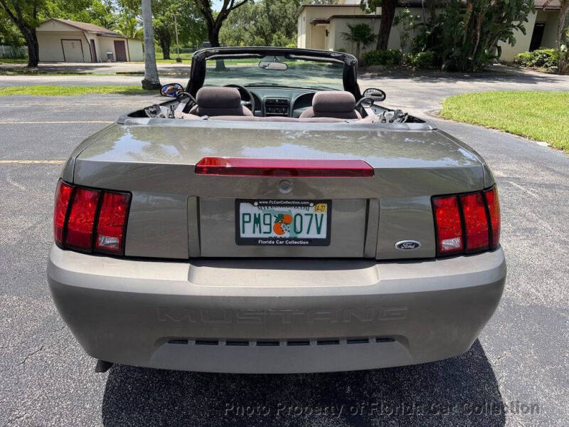 2002 Ford Mustang Deluxe