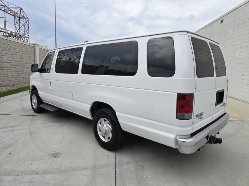 2013 Ford E-Series Econoline Wagon XLT photo 6