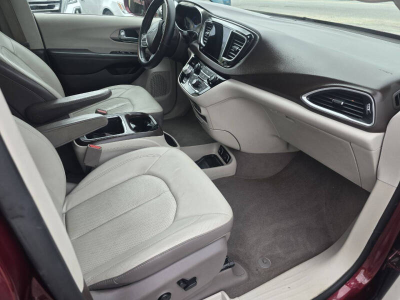 2017 Chrysler Pacifica Touring-L Plus