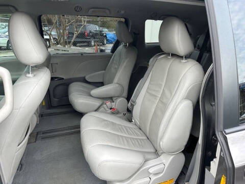 2013 Toyota Sienna LE 7-Passenger Auto Access Seat
