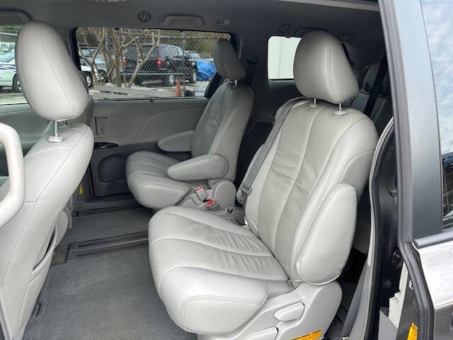 2013 Toyota Sienna LE 7-Passenger Auto Access Seat
