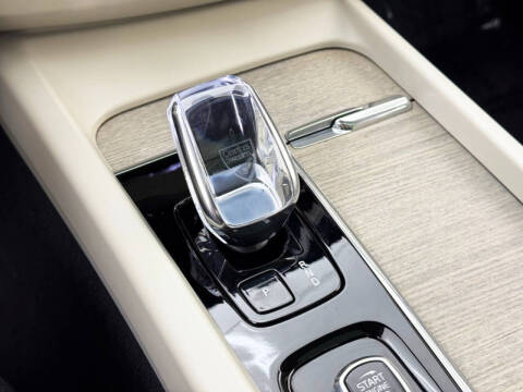 2023 Volvo XC60 B5 Ultimate Dark Theme