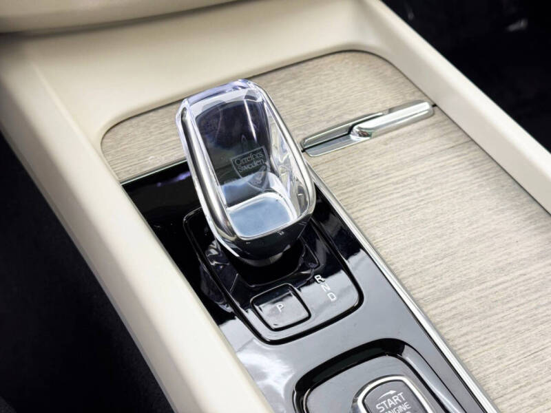 2023 Volvo XC60 B5 Ultimate Dark Theme