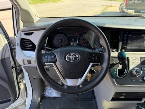 2017 Toyota Sienna LE 8-Passenger