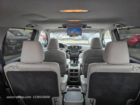 2019 Honda Pilot Touring w/Rear Captain's Chairs