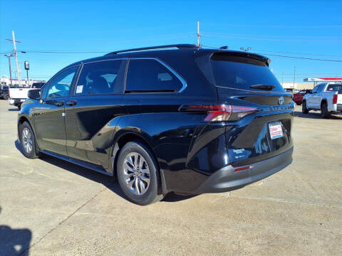 2025 Toyota Sienna LE 8-Passenger