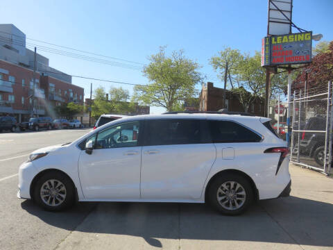 2022 Toyota Sienna LE 8-Passenger