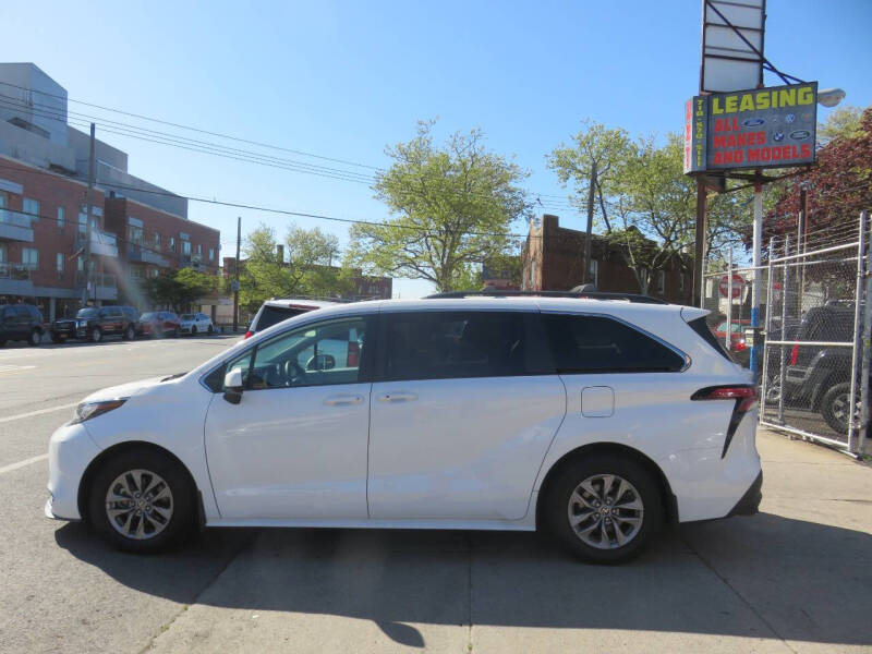 2022 Toyota Sienna LE 8-Passenger
