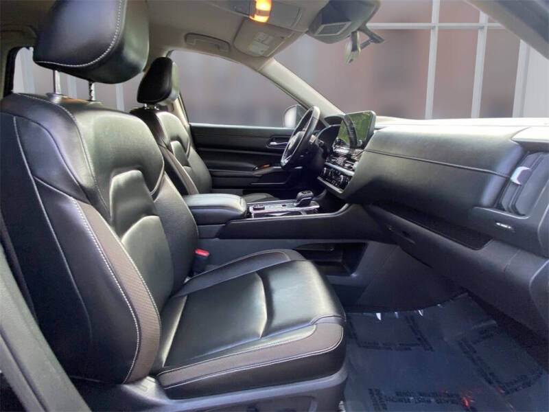 2023 Nissan Pathfinder SL