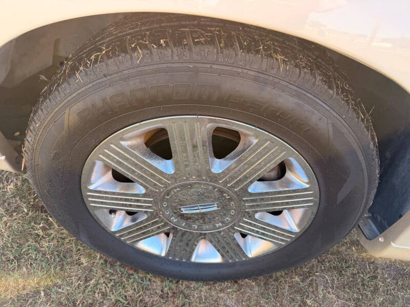 2005 Lincoln Town Car Signature Limited