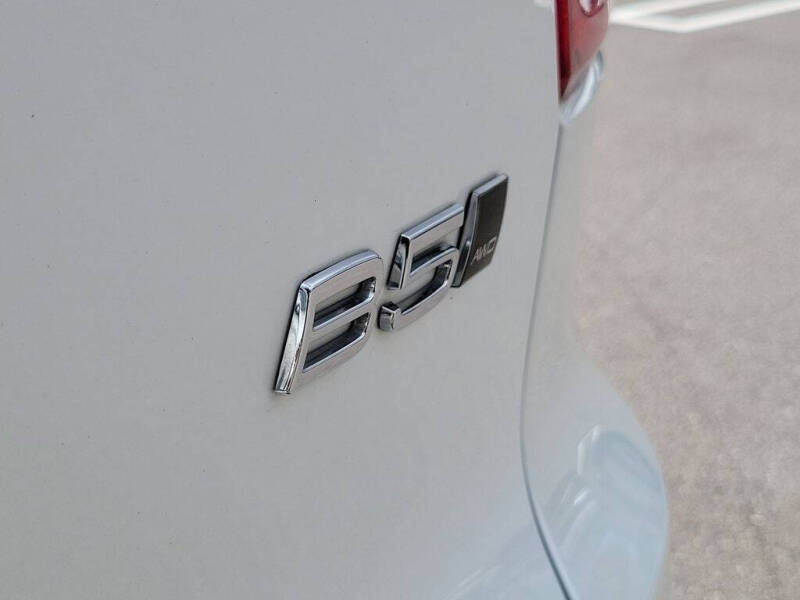 2023 Volvo XC40 B5 Plus Bright Theme