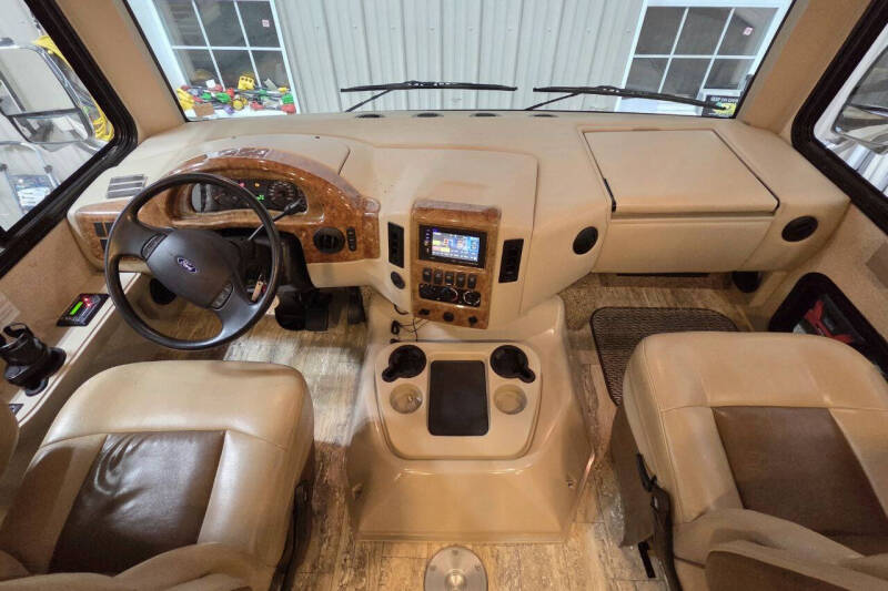 2017 Thor Motor Coach Hurricane