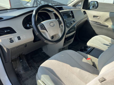 2011 Toyota Sienna LE 7-Passenger Auto Access Seat