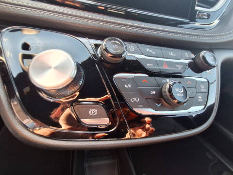 2027 Chrysler Pacifica Select