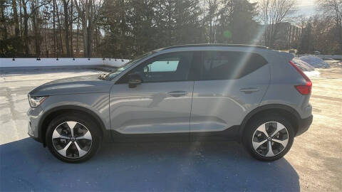 2025 Volvo XC40 B5 Plus Dark Theme