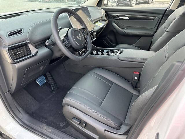 2025 VinFast VF8 Eco