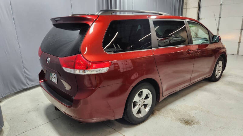 2013 Toyota Sienna LE 8-Passenger