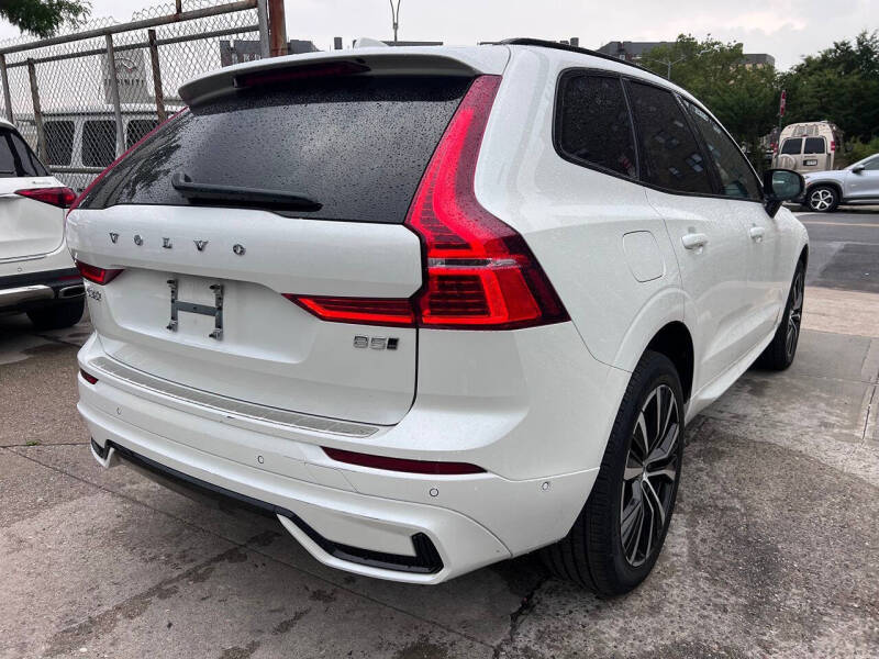 2025 Volvo XC60 B5 Plus Dark Theme
