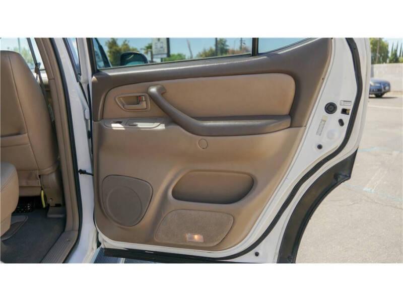 2004 Toyota Sequoia SR5