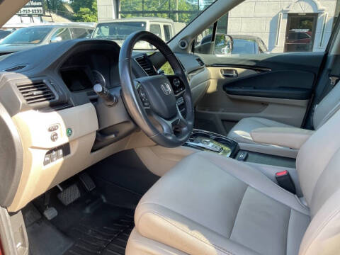 2020 Honda Pilot Touring w/Rear Captain's Chairs