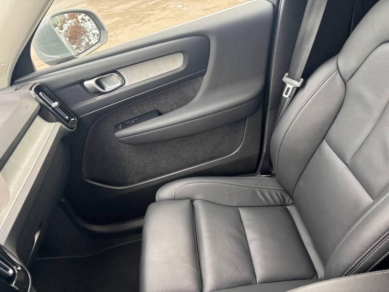 2025 Volvo XC40 B5 Plus Bright Theme