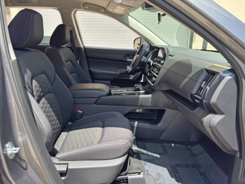 2023 Nissan Pathfinder SV