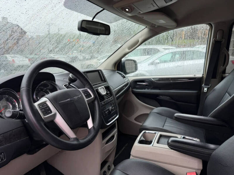 2016 Chrysler Town and Country Touring