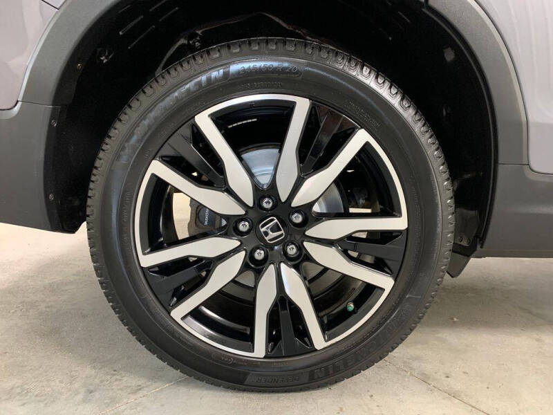 2022 Honda Pilot Touring w/Rear Captain's Chairs