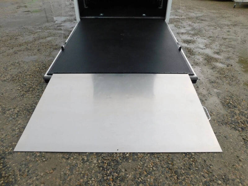 2025 United Trailers USH 28' Stacker Race Trailer L