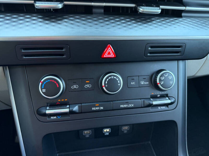 2024 Kia Carnival LX