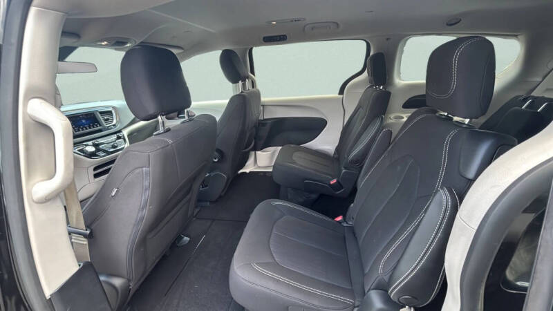 2020 Chrysler Voyager LX
