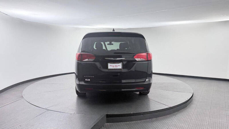 2022 Chrysler Voyager LX