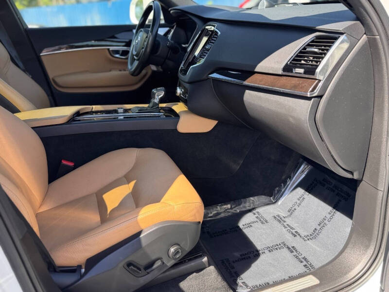 2017 Volvo XC90 T6 Momentum