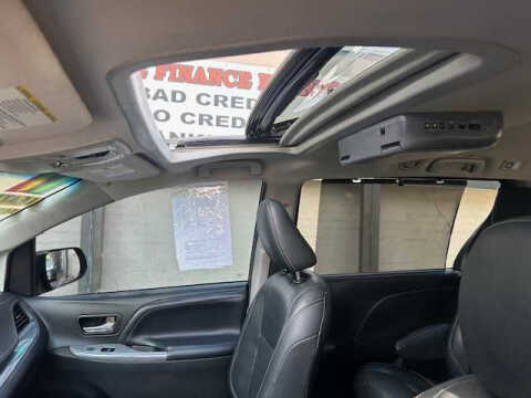 2017 Toyota Sienna SE Premium 8-Passenger