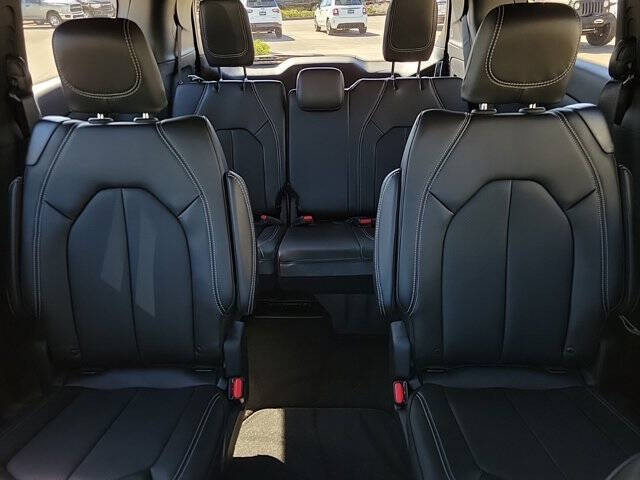 2025 Chrysler Voyager LX