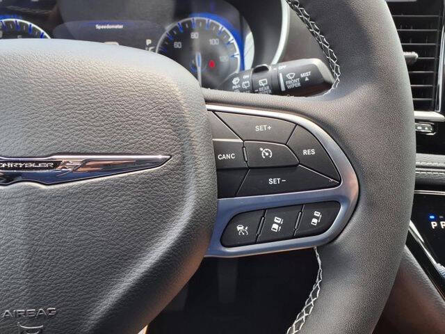 2025 Chrysler Pacifica Select