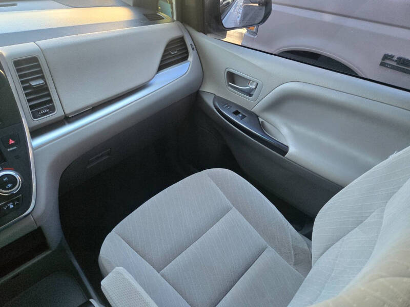 2017 Toyota Sienna LE 8-Passenger