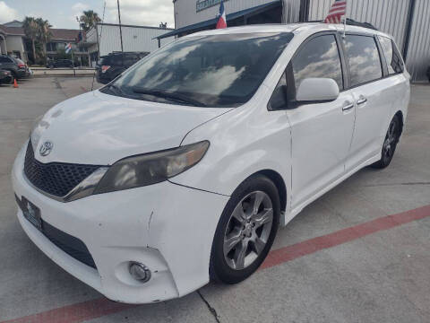 2014 Toyota Sienna SE 8-Passenger