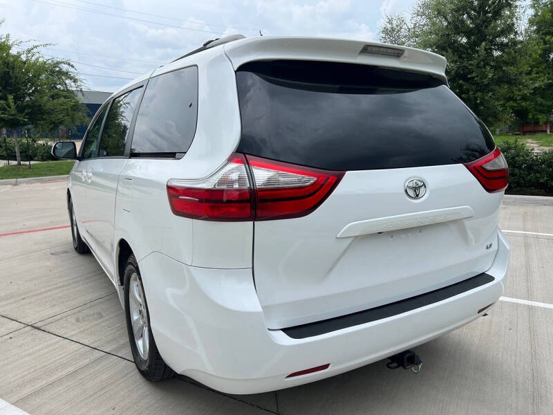 2017 Toyota Sienna LE 8-Passenger