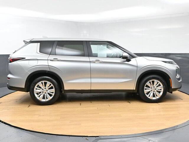 2025 Mitsubishi Outlander ES